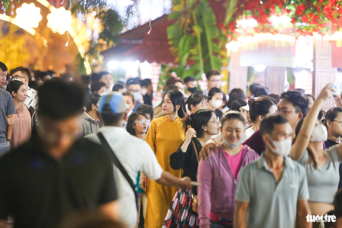 Người dân chen chân tham quan con đường gốm sứ dẫn vào chợ hoa bến Bình Đông - Ảnh: PHƯƠNG QUYÊN