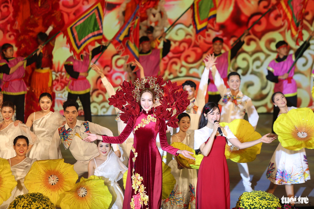 Hoa hậu Lê Hoàng Phương trình diễn thiết kế mới nhất trong bộ sưu tập áo dài "Hương xuân" của nhà thiết kế Việt Hùng - Ảnh: PHƯƠNG QUYÊN