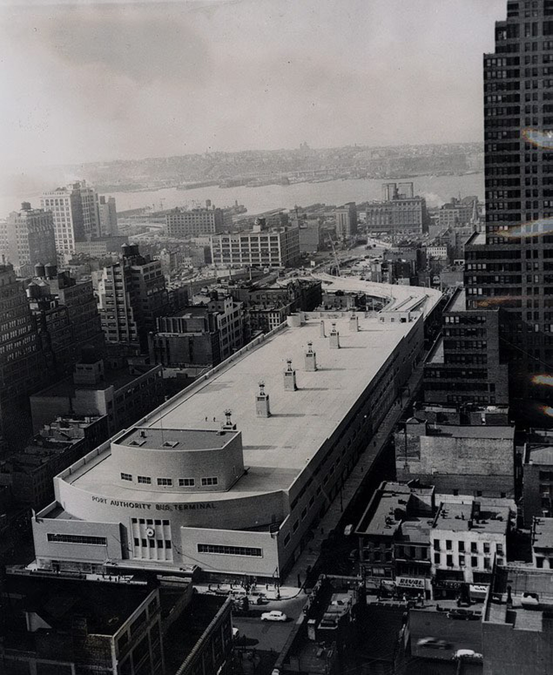 Bến xe buýt New York nhìn từ trên cao, ảnh chụp ngày 1-12-1950 - Ảnh: Wide World Photo