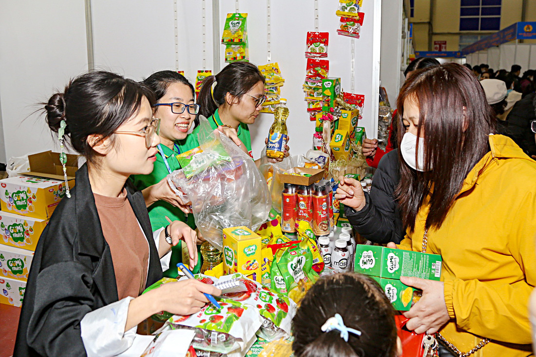 Công nhân mua sắm tại Chợ Tết công đoàn do Liên đoàn Lao động TP Hà Nội tổ chức - Ảnh: HÀ QUÂN