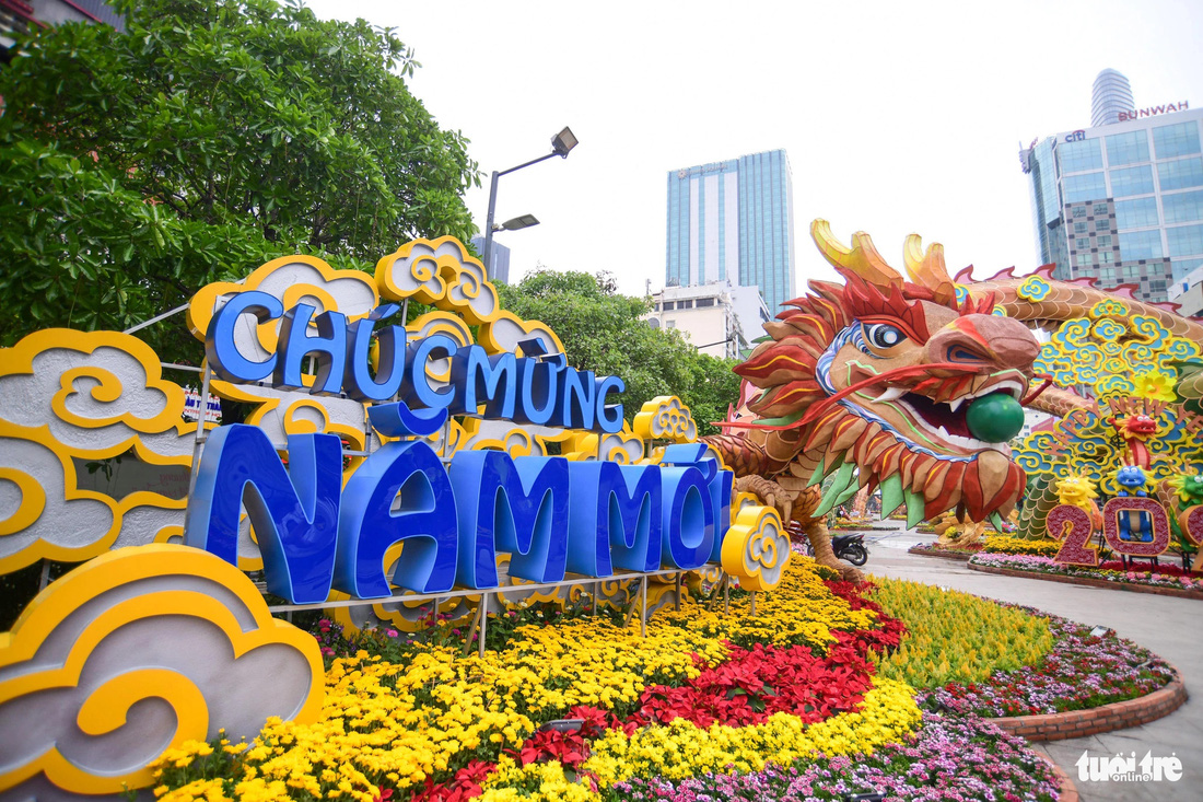 Theo các đội thi công, đến sáng 5-2, 95% các hạng mục ở Đường hoa Nguyễn Huệ đã hoàn tất.