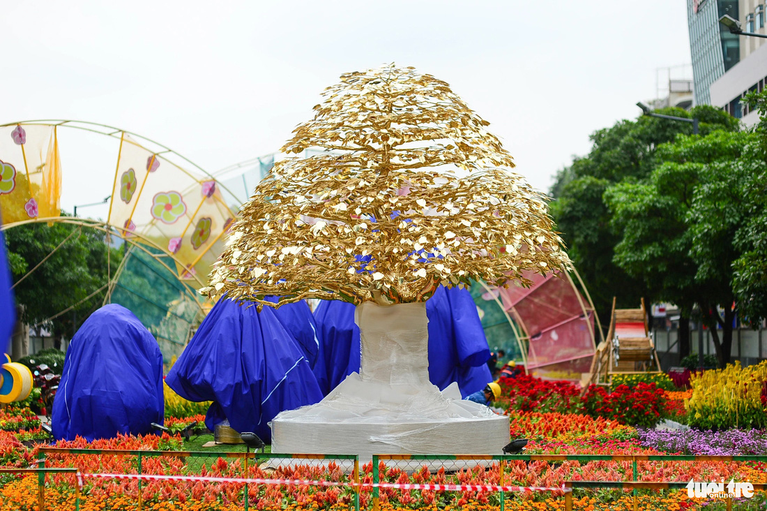 Lần đầu tiên, cây hoàng kim tạo hình từ những bàn tay tài hoa của các nghệ nhân chế tác Việt Nam xuất hiện trên đường hoa. Cây có chiều cao từ 1m đến 3,6m, được thi công trong nhiều tháng, với những cái tên mang theo lời chúc an lành trong năm mới như Mai Đại Phúc, Mai Rồng Việt, Đào Trường Xuân, Đào Phước Lộc, Bồ Đề Đại Cát…