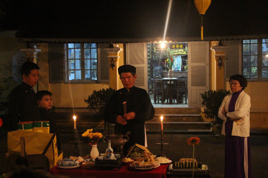 Nhà nghiên cứu văn hóa Phan Thuận An lễ cúng giao thừa - Ảnh: THÁI LỘC