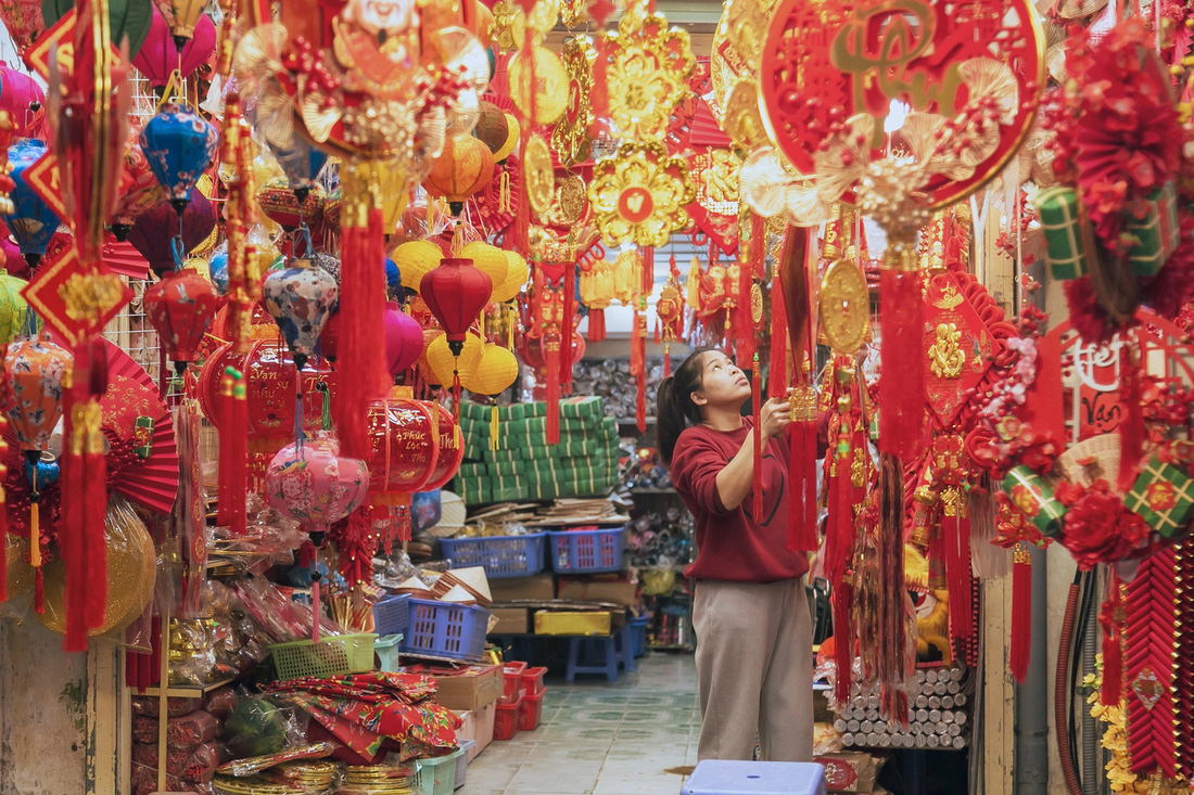 Một cừa hàng bán đồ trang trí Tết ở Hà Nội - Ảnh: Lee Hyo Seung