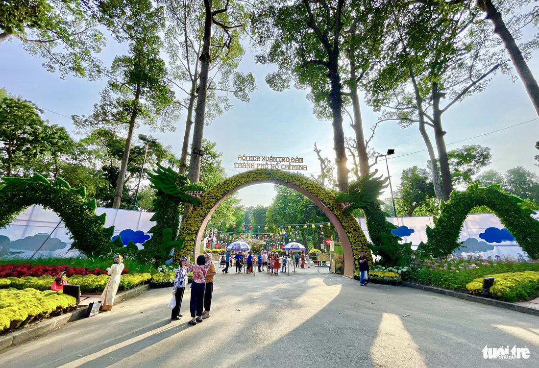 Tại cổng chính của công viên Tao Đàn (trên đường Trương Định) là hình ảnh đôi lưỡng long bên cạnh nền hoa rực rỡ - Ảnh: CHÂU TUẤN