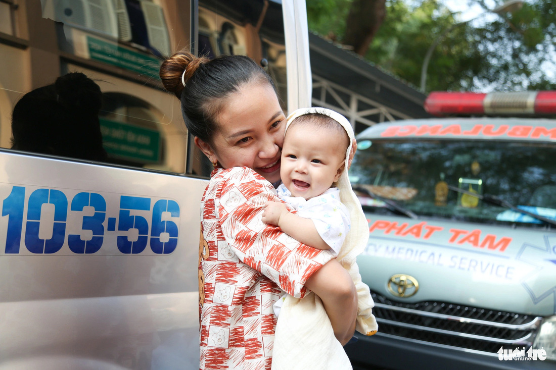 Chị Trịnh Thị Mỹ Hạnh (Nha Trang) cùng con trai Hoài Ân hạnh phúc khi kịp về quê đón Tết trên chuyến xe đặc biệt 