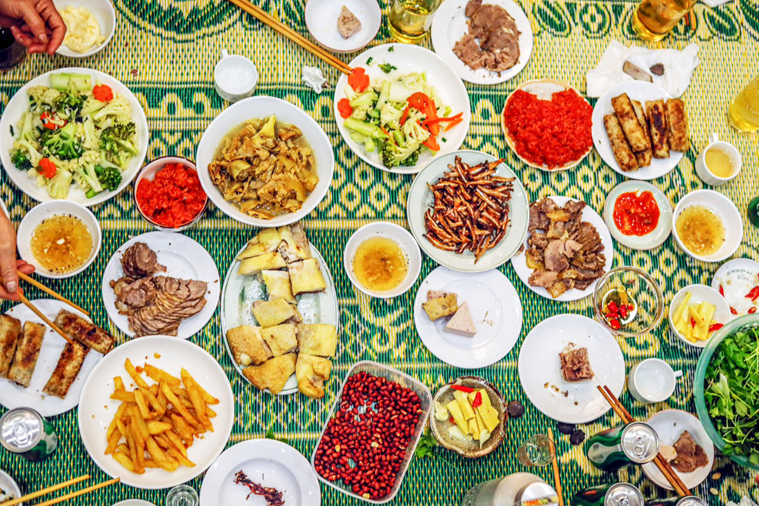 Bữa ăn ngày Tết tại một gia đình ở Hà Nội - Ảnh: Marcus Lacey