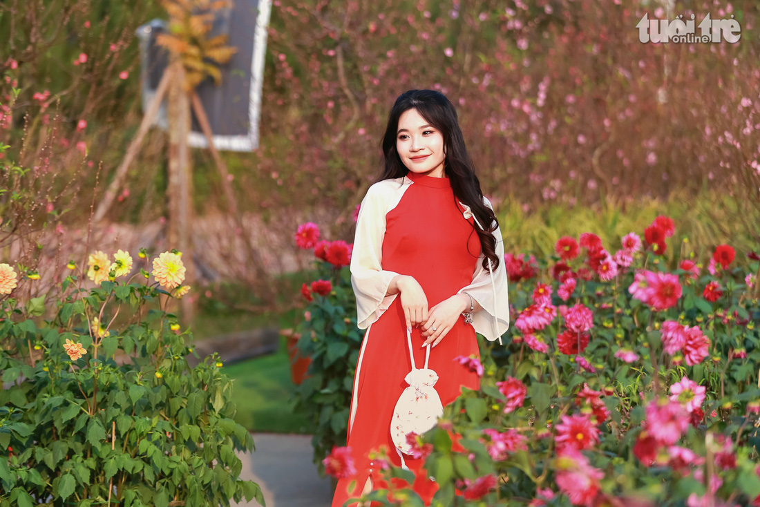 Thiếu nữ Hà thành xúng xính trong tà áo dài tại đường hoa Home Hanoi Xuan 2024 - Ảnh: CHÍ LINH