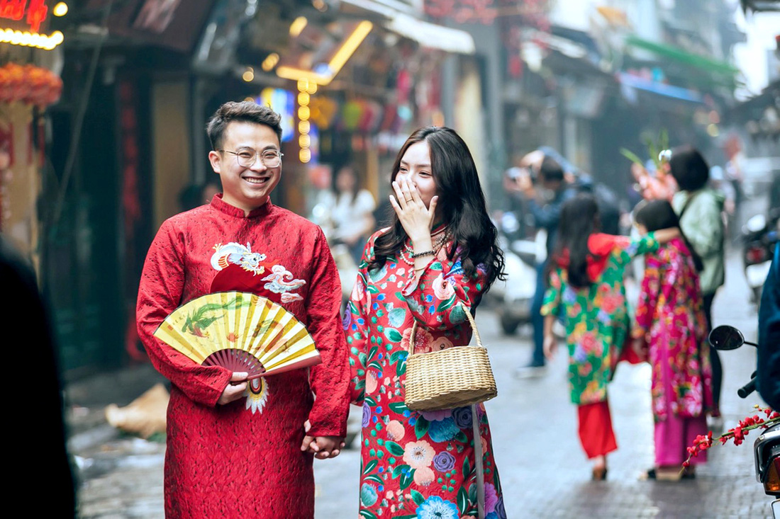 Người dân ở Hà Nội mặc áo dài du xuân - Ảnh: Lee Hyo Seung