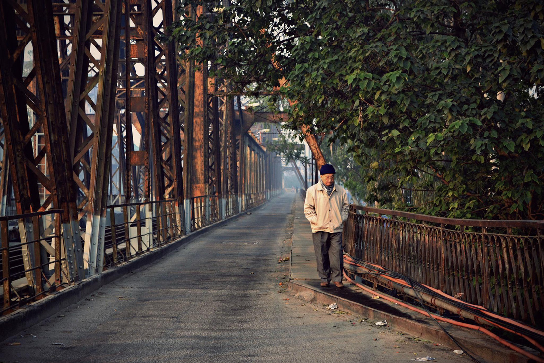 Trên cầu Long Biên - Ảnh: KIM GIANG