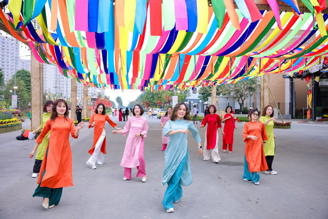 Xuân đến Tết về là dịp các thiếu nữ Hà thành xúng xính trong tà áo dài tại đường hoa Home Hanoi Xuan 2024 - Ảnh: CHÍ LINH