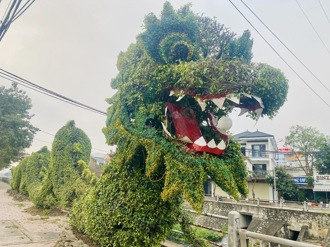 Không chỉ phần đầu, nhiều chi tiết trên lưng rồng cũng được cắt tỉa chỉn chu hơn - Ảnh: DOÃN HÒA