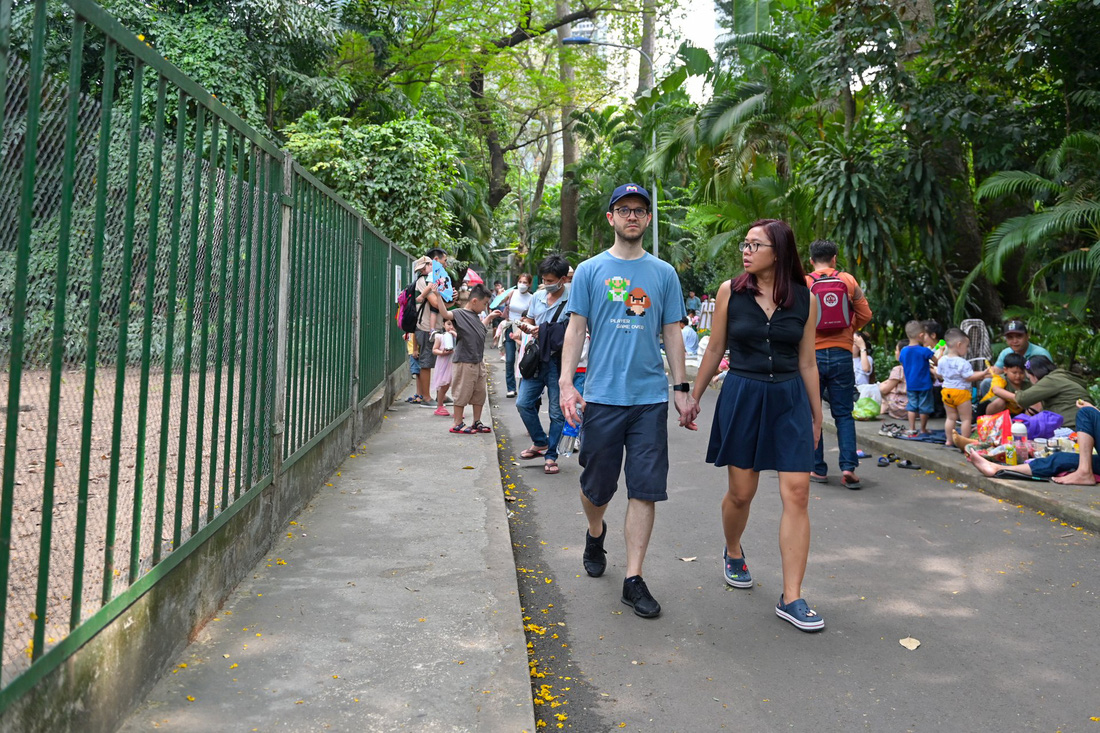 Dịp Tết Nguyên đán 2024, du khách đến với Thảo Cầm Viên Sài Gòn còn được trải nghiệm các hoạt động mới lạ như: đảo vượn chuồng cọp, kéo co với hổ... - Ảnh: PHƯƠNG QUYÊN