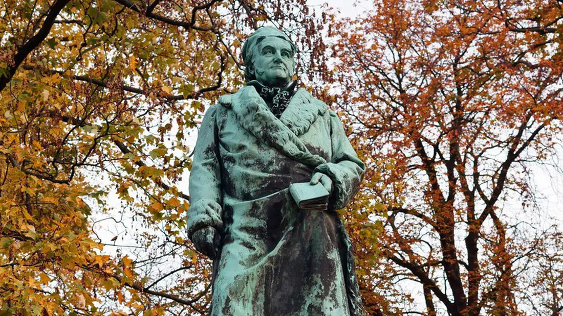 Bức tượng ghi nhận những đóng góp của nhà toán học Gauß - Ảnh: BRITANNICA
