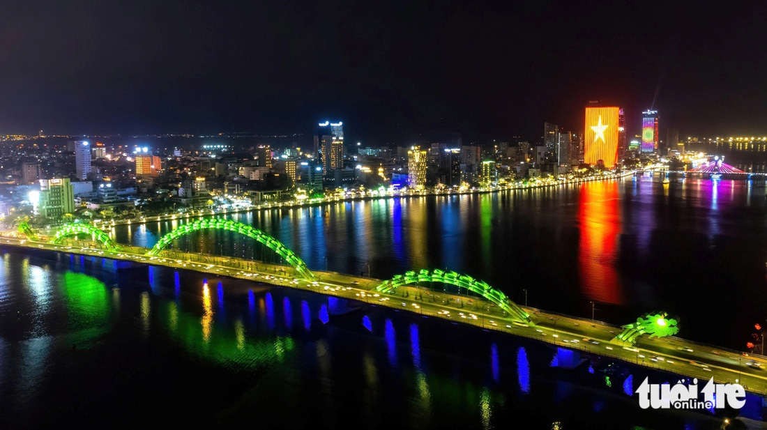 Cầu được kiến thiết tế bào phỏng dáng vẻ con cái Long đang được cách điệu bên trên mặt mũi sông Hàn và hướng ra phía biển lớn Đông - Ảnh: ĐOÀN CƯỜNG