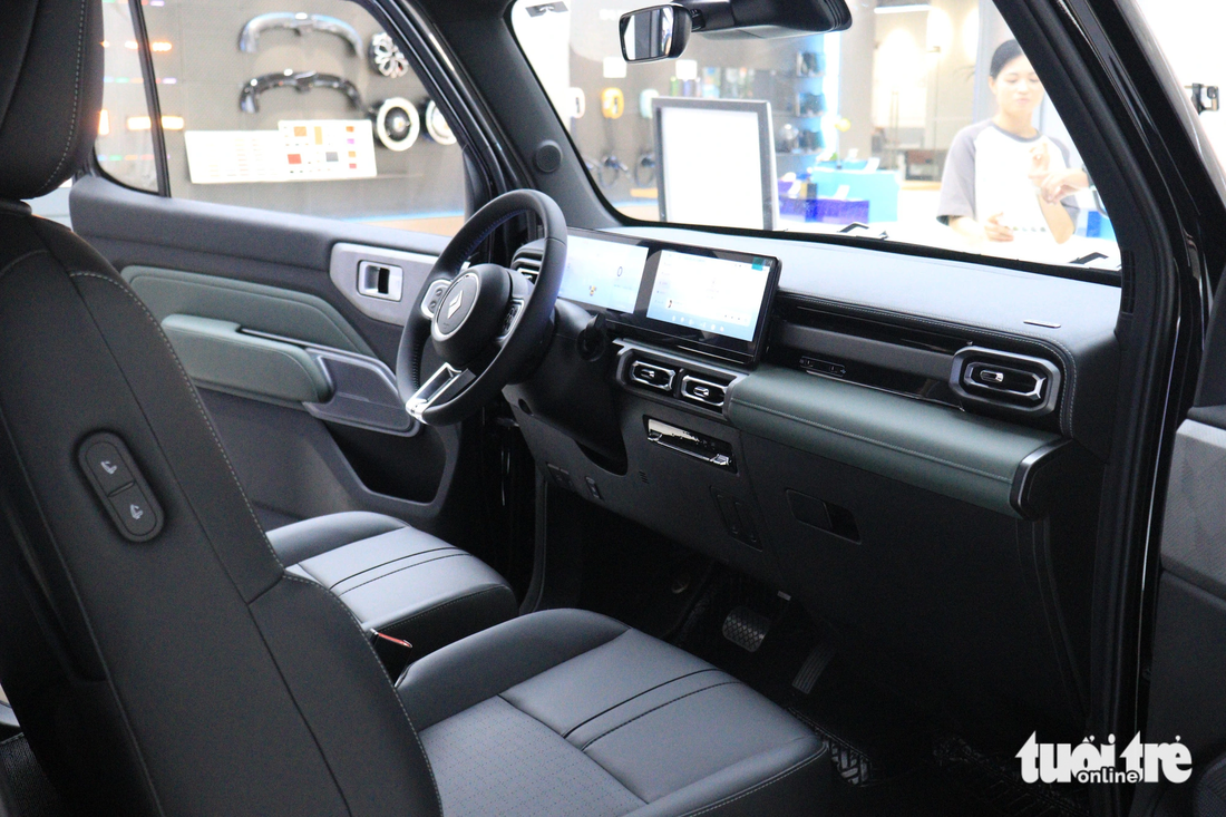 Nội thất xe được trang bị hiện đại hơn VF 3 với hai màn hình lớn. Công nghệ của xe khá hiện đại với hệ thống tự lùi chuồng hay camera 360 độ - Ảnh: BẢO LÂM