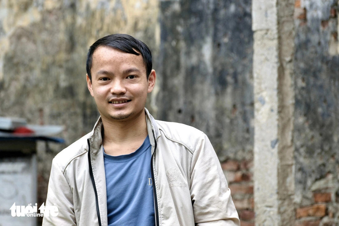 Vừa bước vào tuổi 27, Nguyễn Công Quang chết lặng khi nhận kết quả chẩn đoán trên tay: U lympho (ung thư hạch). Trong ảnh, anh trở về nhà sau đợt truyền hóa chất đầu tiên - Ảnh: NGUYÊN BẢO