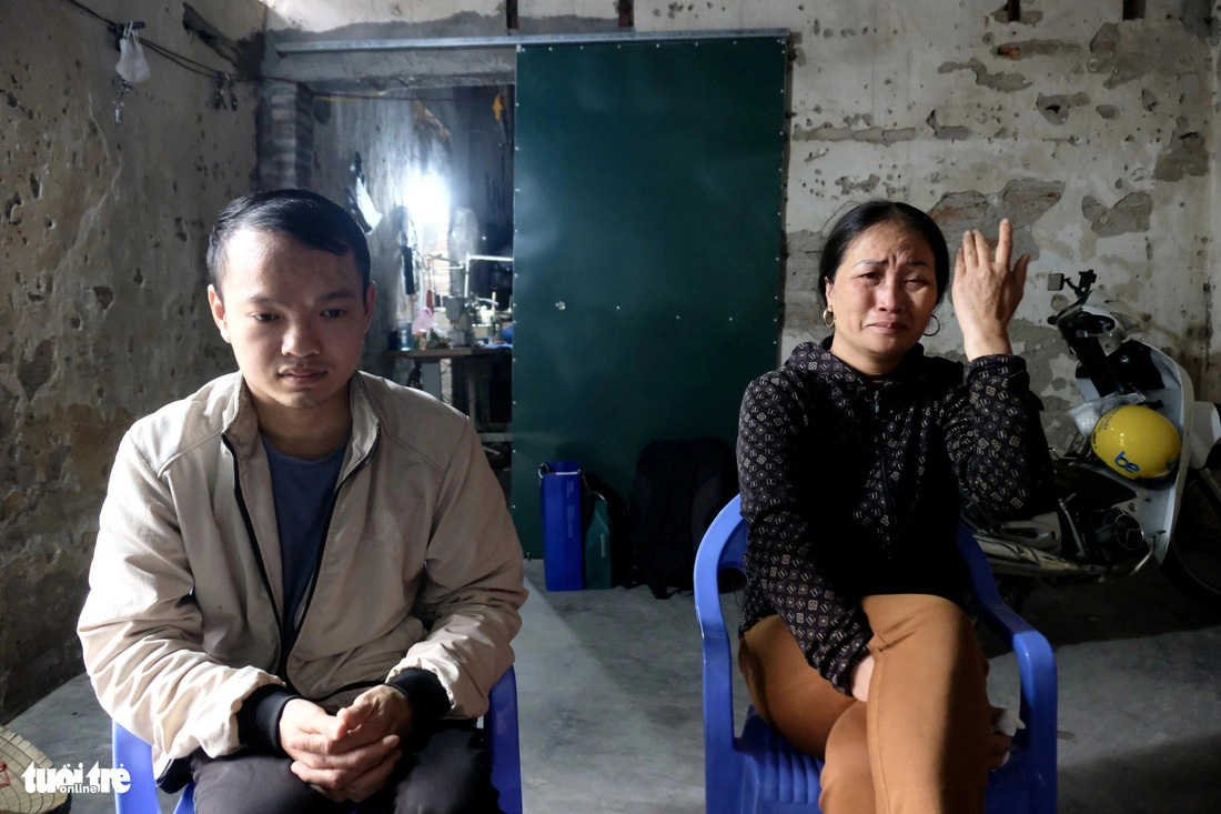 Bà Lành (bên phải) - hàng xóm của Quang, không giấu nổi sự xót xa khi nhắc về hoàn cảnh khó khăn của chàng trai mồ côi - Ảnh: NGUYÊN BẢO