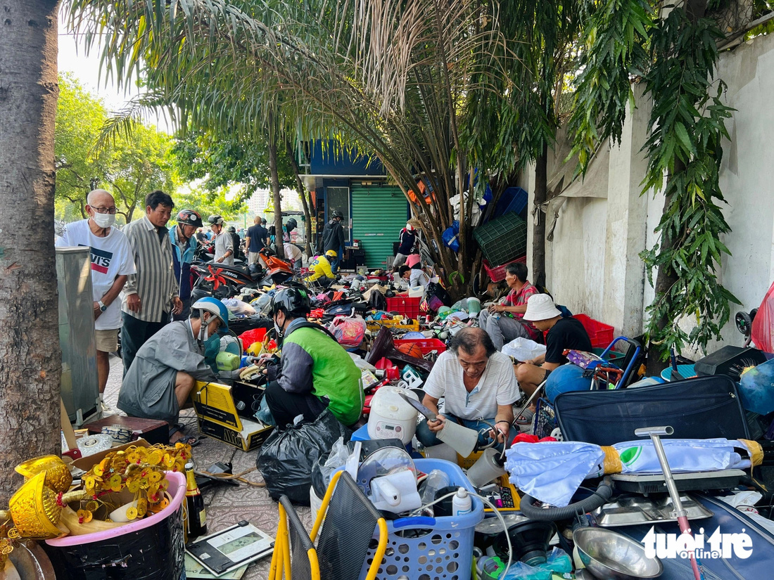 Một khu bán đồ lạc xoong nhộn nhịp ở bờ kè kênh Nhiêu Lộc (TP.HCM) cận Tết - Ảnh: YẾN TRINH