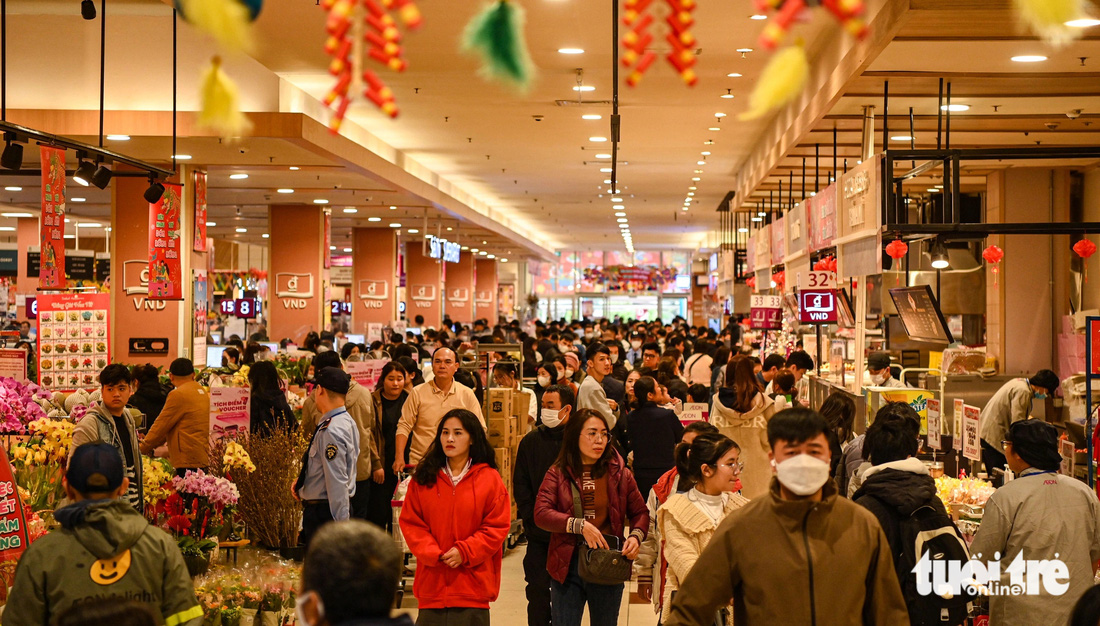 Từ sáng 8-2, lượng người đổ về các siêu thị ở Hà Nội tăng vọt do hôm nay là ngày đầu của kỳ nghỉ Tết Giáp Thìn 2024 - Ảnh: HỒNG QUANG 