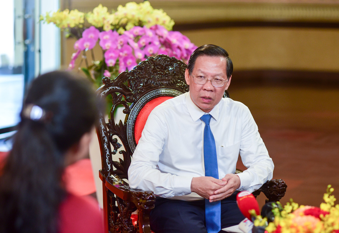 Chủ tịch UBND TP.HCM Phan Văn Mãi trả lời phỏng vấn báo chí về định hướng phát triển năm 2024 - Ảnh: THẢO LÊ 