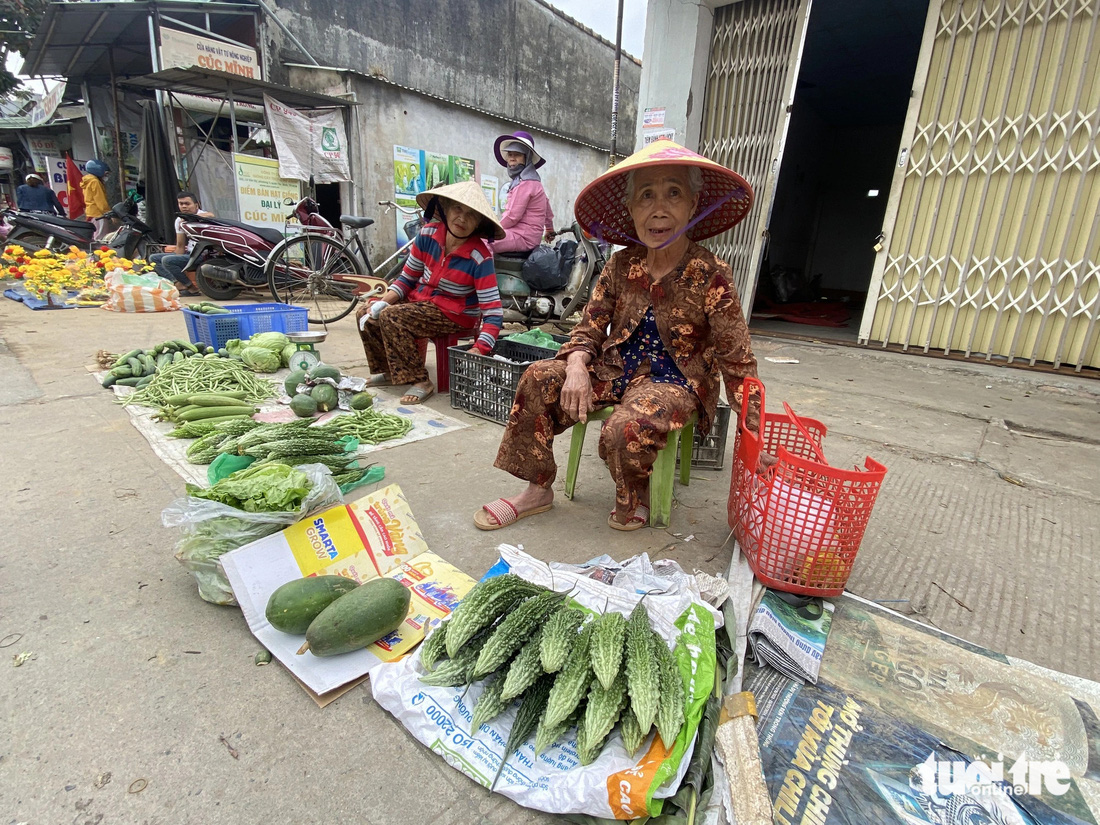 Những cụ già bán rau quả được hái ở bãi bồi ven sông Vu Gia - Ảnh: LÊ TRUNG