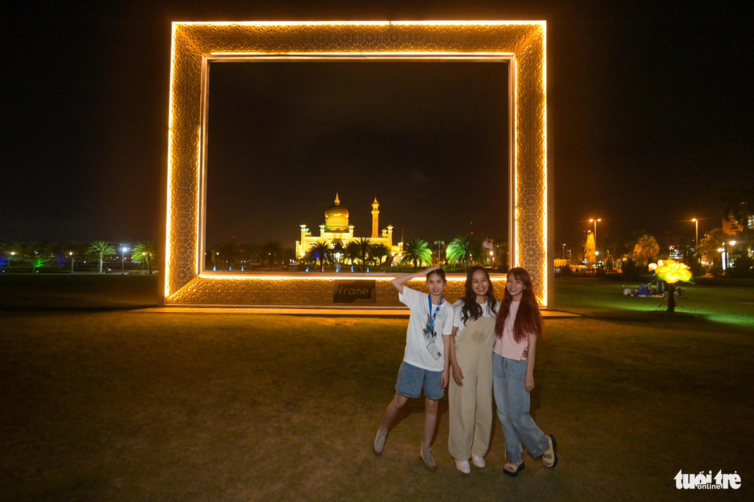 Du khách khám phá thủ đô của Brunei về đêm