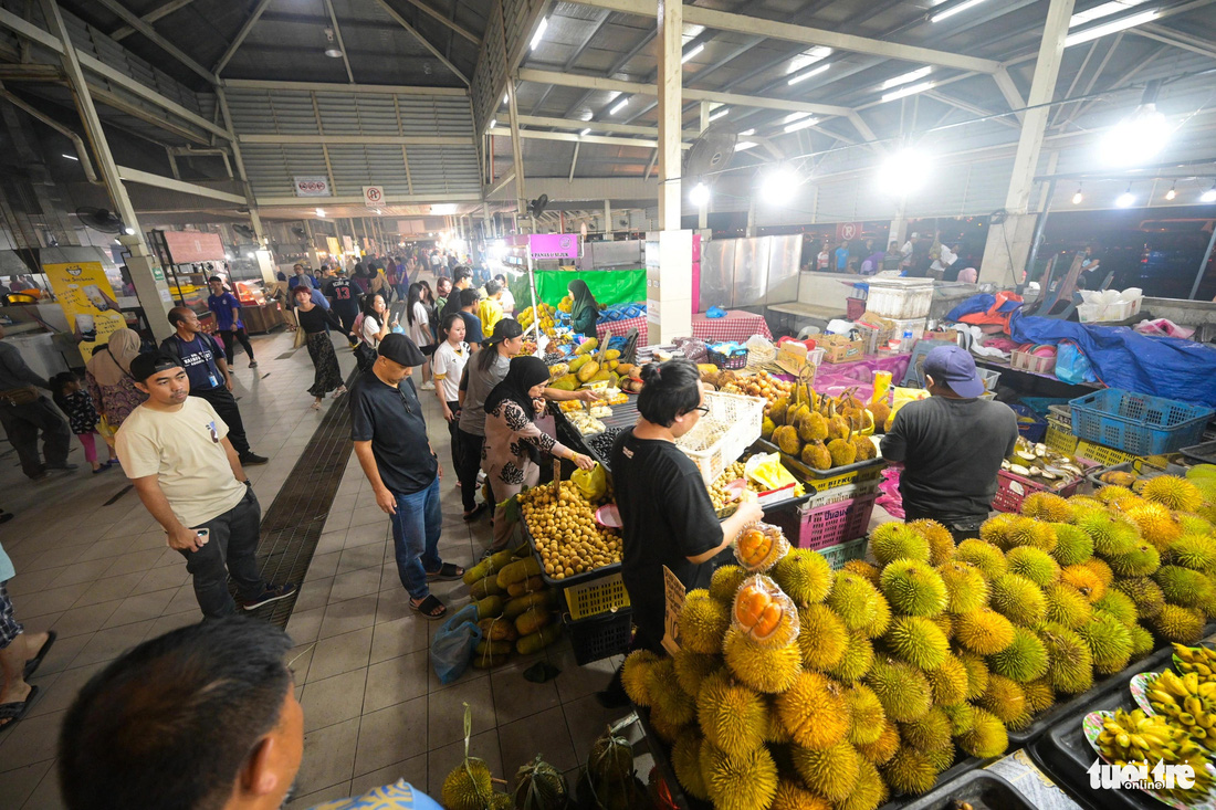 Khu bán trái cây trong chợ với nhiều loại đặc sản