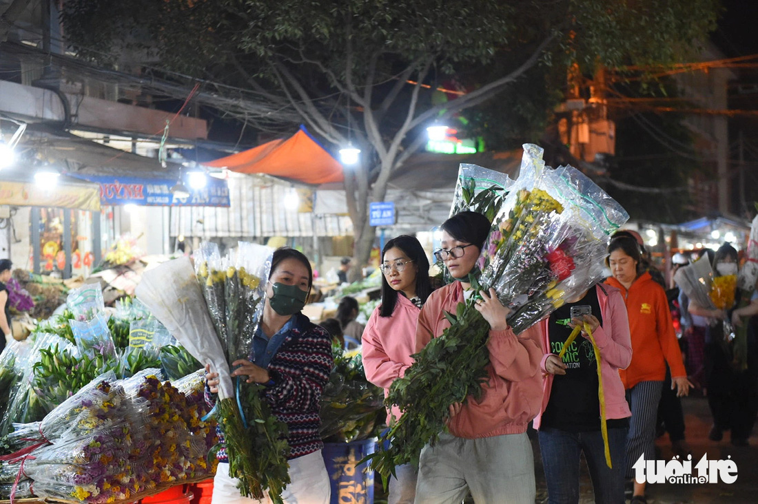 Nhiều người tranh thủ mua hoa giảm giá sập sàn - Ảnh: TỰ TRUNG