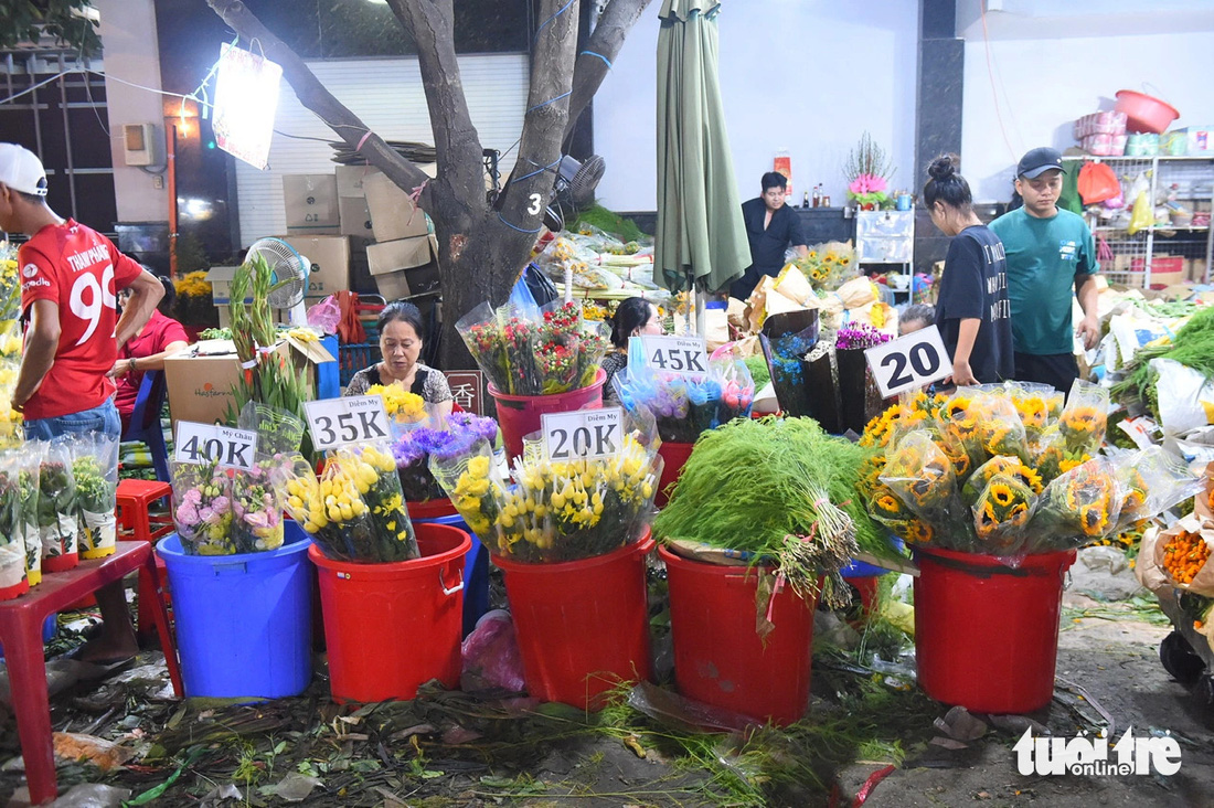 Giá hoa giảm sập sàn vẫn ít người mua - Ảnh: TỰ TRUNG