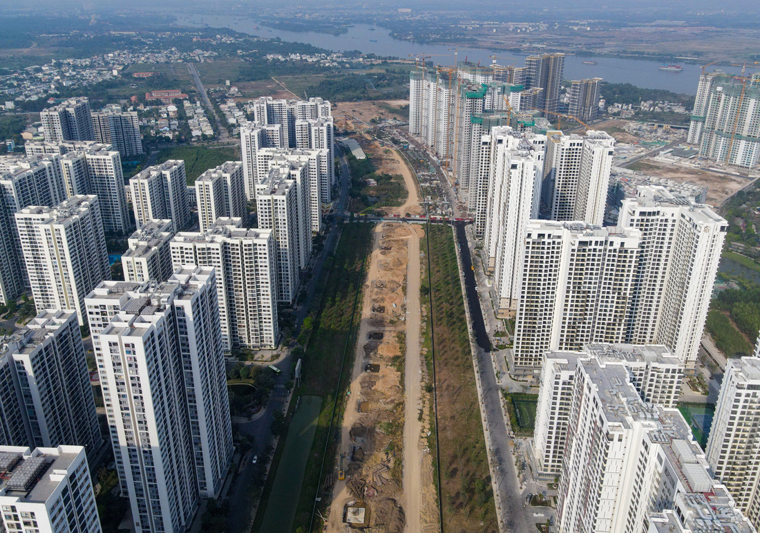 Công trường dự án vành đai 3 đoạn qua khu Vinhomes Grand Park, TP Thủ Đức nhìn từ trên cao. Theo thiết kế, ở giữa công trường là phần cầu cạn, hai bên là đường song hành - Ảnh: CHÂU TUẤN