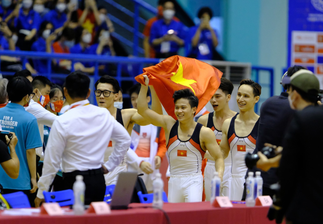 Khánh Phong cùng đội TDDC nam giành HCV đồng đội SEA Games 31 - Ảnh: NAM TRẦN
