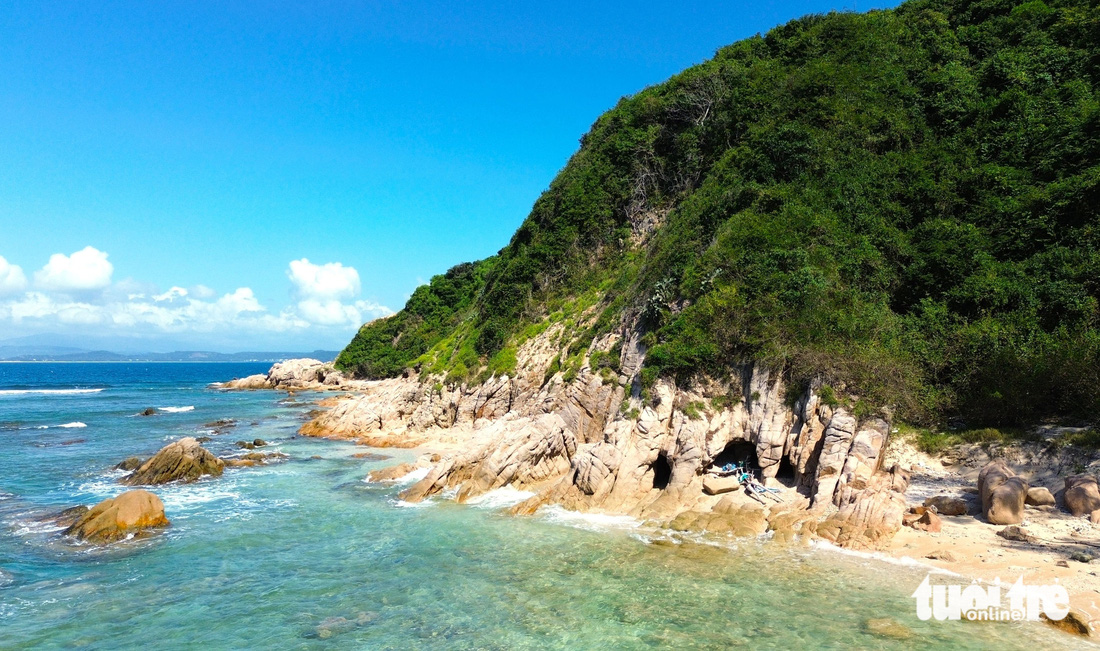 Những hang động tự nhiên nằm ở bãi trước của hòn đảo Cù Lao Mái Nhà - Ảnh: NGUYỄN HOÀNG