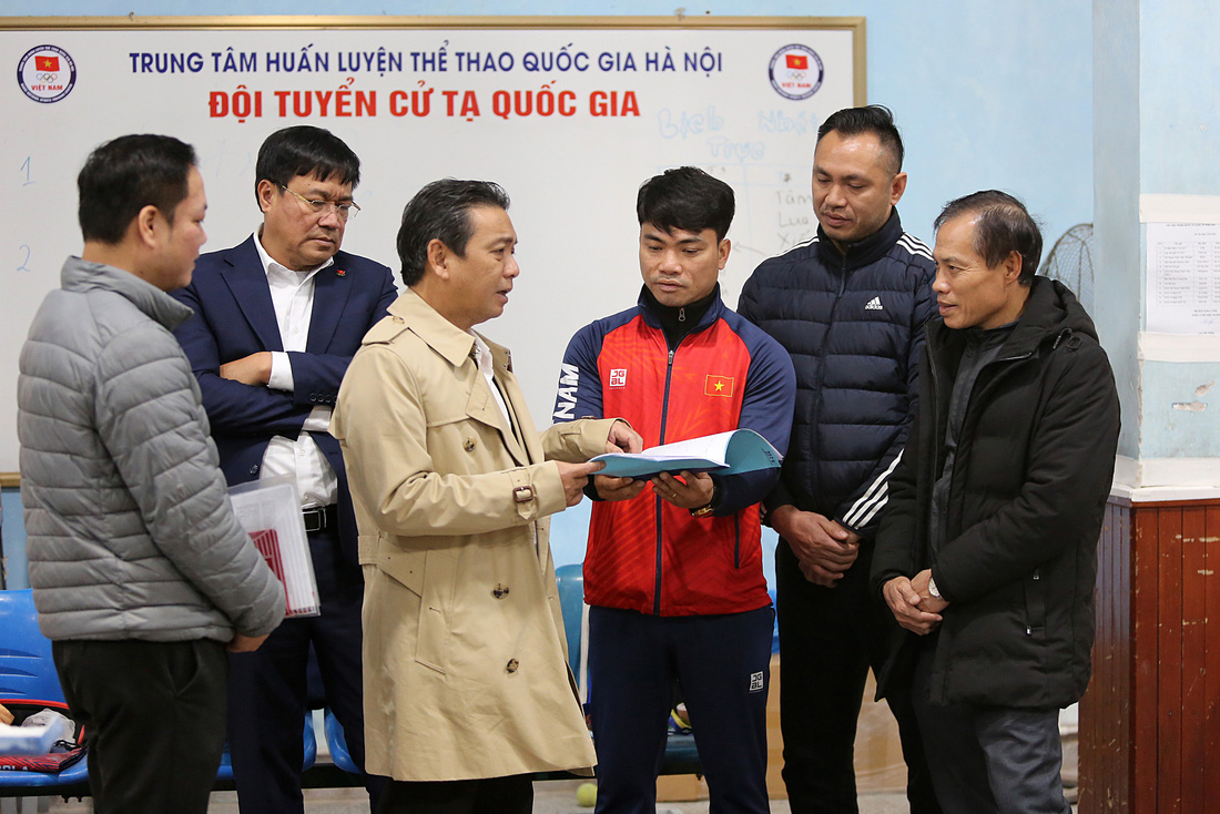 Thứ trưởng Hoàng Đạo Cương (thứ ba từ trái sang) trao đổi và nắm bắt tình hình chuẩn bị chuyên môn của các đội tuyển quốc gia chuẩn bị tham dự vòng loại Olympic - Ảnh: HOÀNG TÙNG