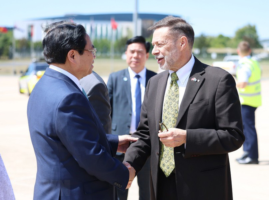Đại sứ Úc tại Việt Nam Andrew Goledzinowski tiễn Thủ tướng Phạm Minh Chính tại sân bay Canberra ngày 9-3 - Ảnh: DƯƠNG GIANG