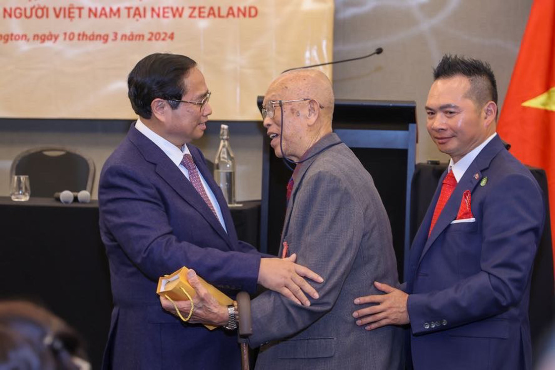 Thủ tướng Phạm Minh Chính thăm hỏi cụ Nguyễn Đình Hai, người Việt cao tuổi nhất tại New Zealand trong cuộc gặp kiều bào ngày 10-3 - Ảnh: