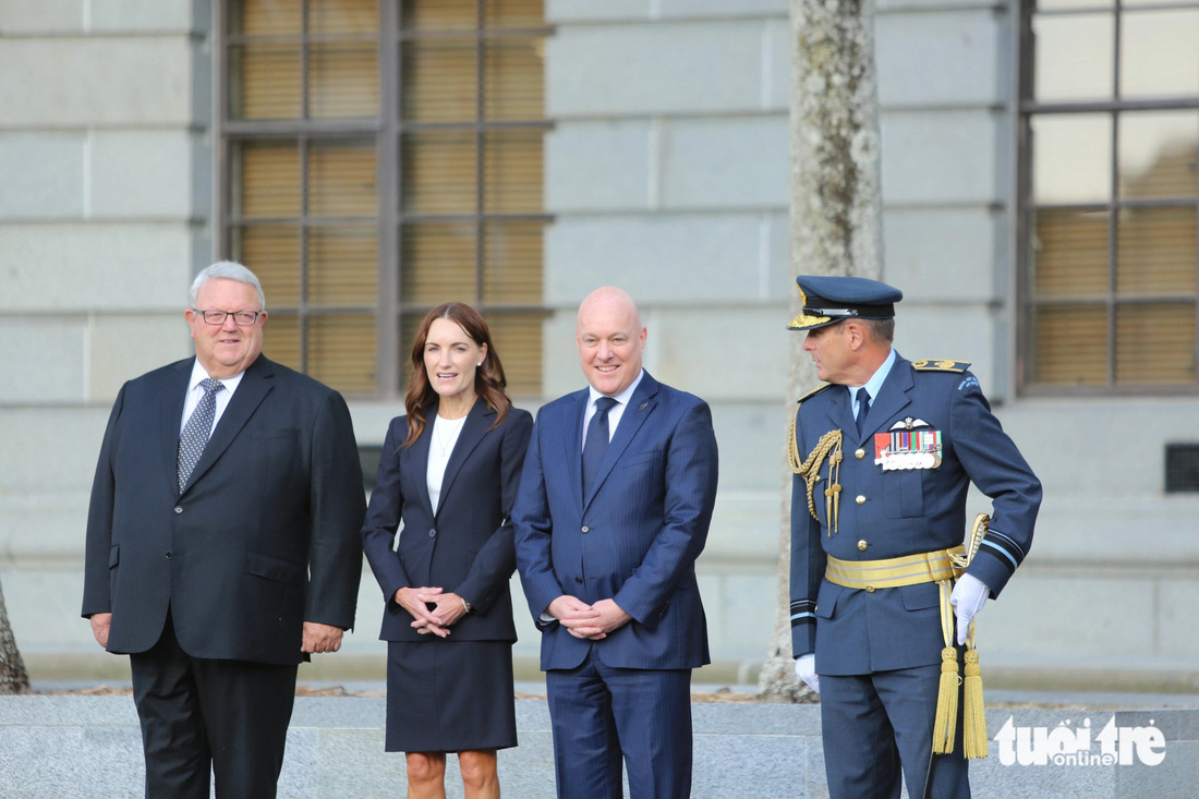 Thủ tướng New Zealand và phu nhân đứng chờ Thủ tướng Phạm Minh Chính từ sớm. Do lễ đón diễn ra tại tòa nhà Quốc hội nên Chủ tịch Quốc hội New Zealand cũng ra đón khách - Ảnh: DUY LINH