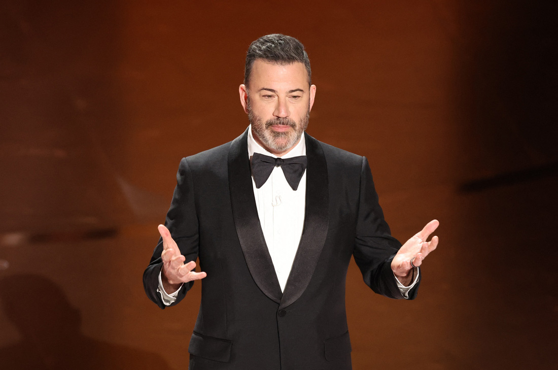 MC Jimmy Kimmel mở màn Oscar 2024 ở Los Angeles, California (Mỹ), ngày 10-3 - Ảnh: REUTERS