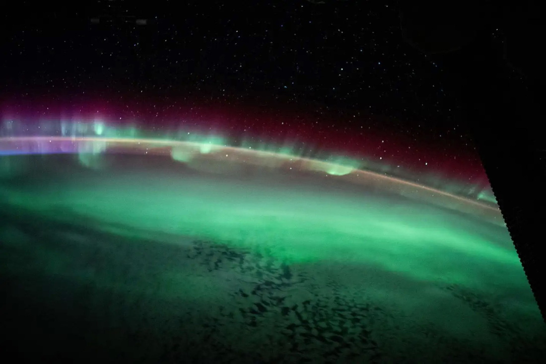 Cực quang huyền ảo nhìn từ không gian. Bên dưới là khu vực cực Nam của Ấn Độ Dương, giáp với Nam Cực - Ảnh: NASA