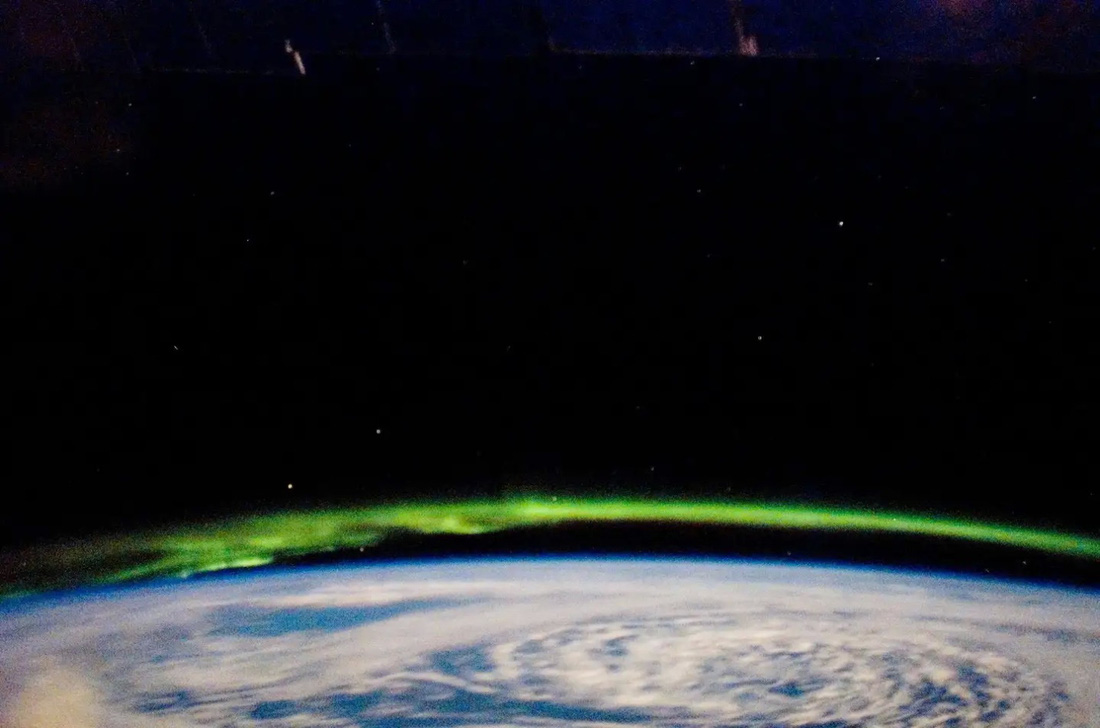 Còn đây là bức ảnh cực quang được chụp từ tàu Endeavour. Trong ảnh, ngoài màu xanh rực rỡ của cực quang, người xem còn thấy một vùng áp suất thấp hình thành trên vịnh Alaska, làm sáng bầu trời đêm - Ảnh: NASA