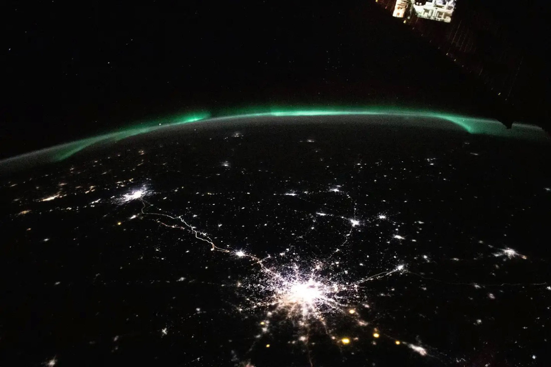 Cực quang ở phía xa và 2 điểm sáng là 2 thủ đô Matxcơva (phải) và Helsinki (trái) - Ảnh: NASA