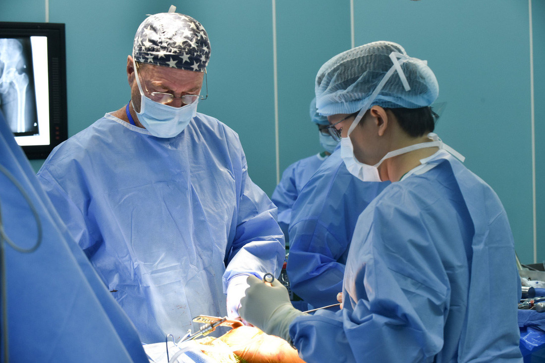 Bệnh nhân nghèo được phẫu thuật thay khớp háng miễn phí tại Bệnh viện Quân y 175 - Ảnh: Bệnh viện cung cấp