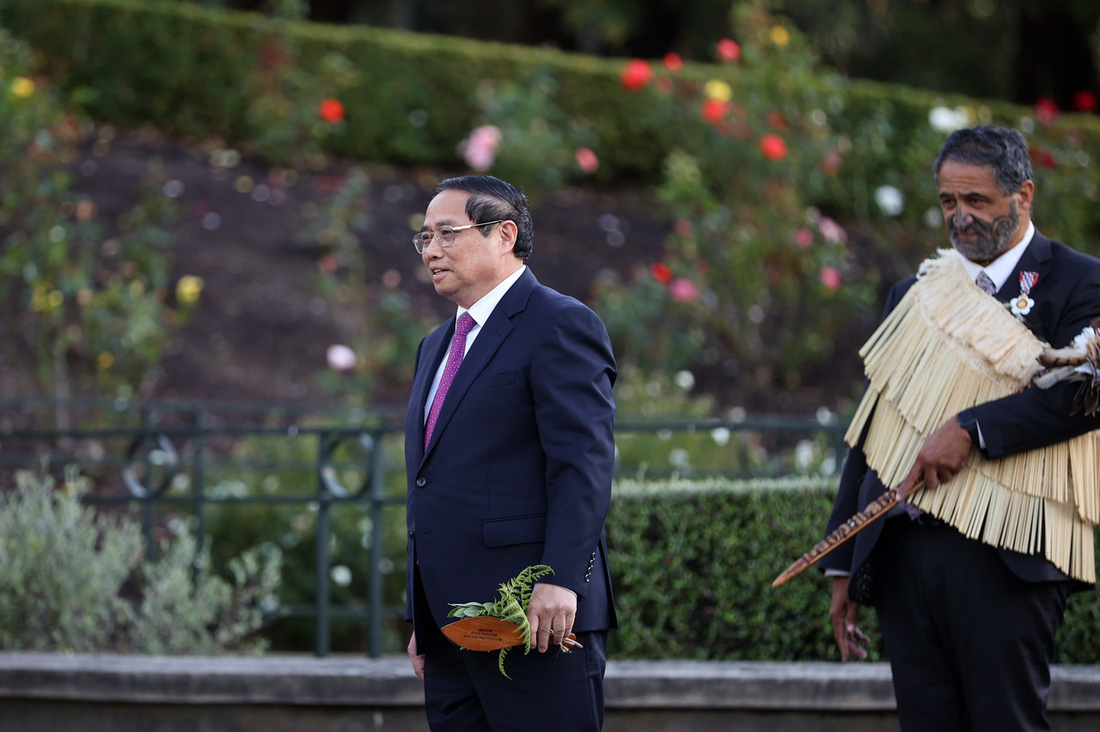 Người đứng đầu Chính phủ Việt Nam luôn mang theo con dao gỗ và nhánh dương xỉ - biểu tượng của New Zealand - tại lễ đón - Ảnh: NHẬT BẮC
