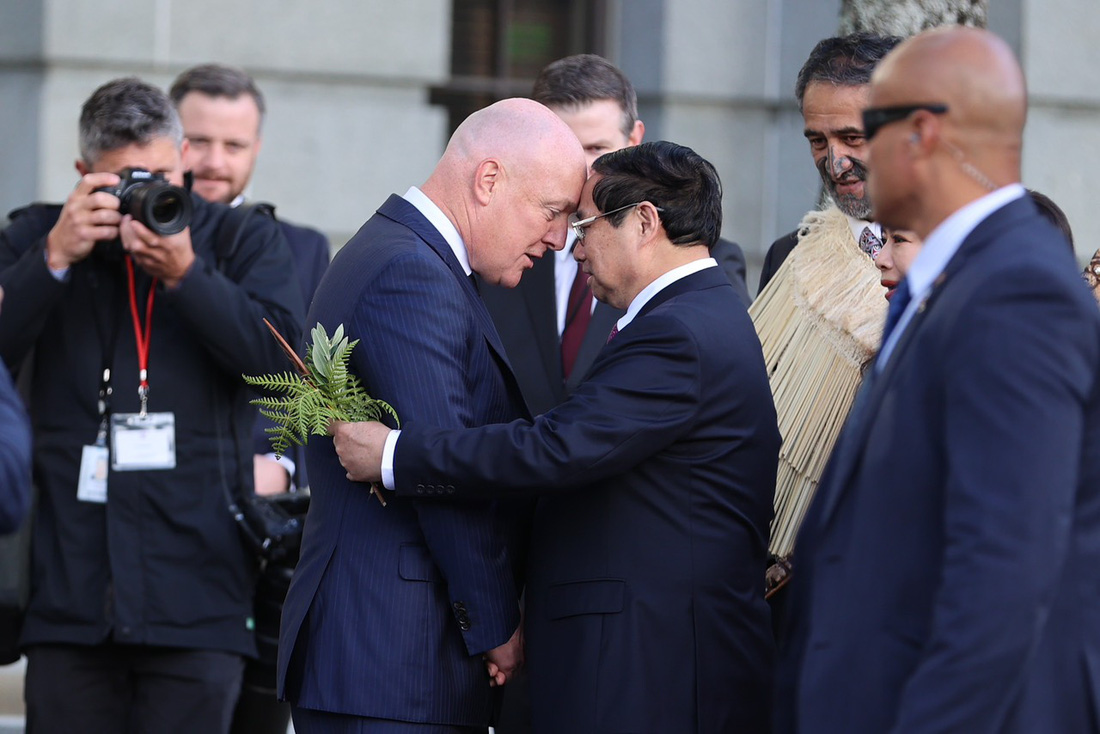 Thủ tướng Phạm Minh Chính và Thủ tướng New Zealand Christopher Luxon thực hiện &quot;hongi&quot; - nghi thức chào đặc trưng của người Maori, ngày 11-3 - Ảnh: NHẬT BẮC
