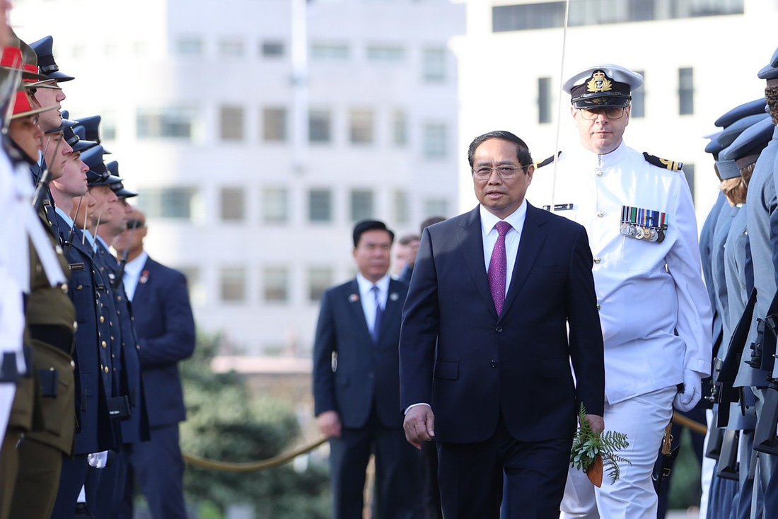 Thủ tướng Phạm Minh Chính duyệt đội danh dự - Ảnh: NHẬT BẮC