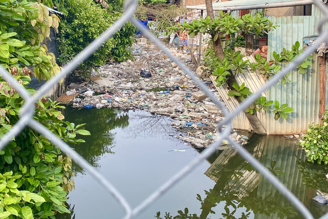 Tại khu vực cầu Trần Bá Giao, đơn vị phường phải lắp đặt thêm rào sắt để ngăn tình trạng vứt rác xuống kênh rạch - Ảnh: TIẾN QUỐC