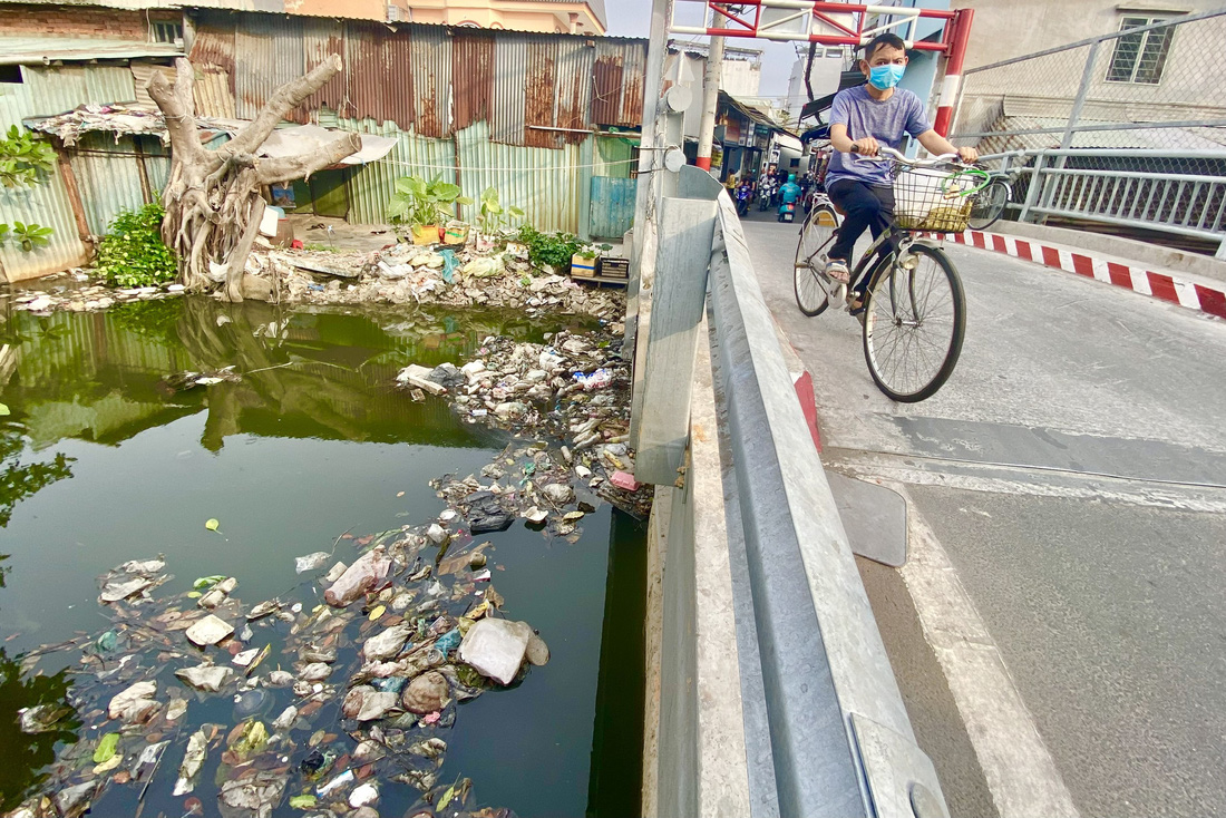 Hằng ngày người dân đi qua cầu Trần Bá Giao (phường 5, quận Gò Vấp) phải hứng chịu cảnh rác thải ứ đọng, bốc mùi hôi thối tại rạch Ông Bàu - Ảnh: TIẾN QUỐC 