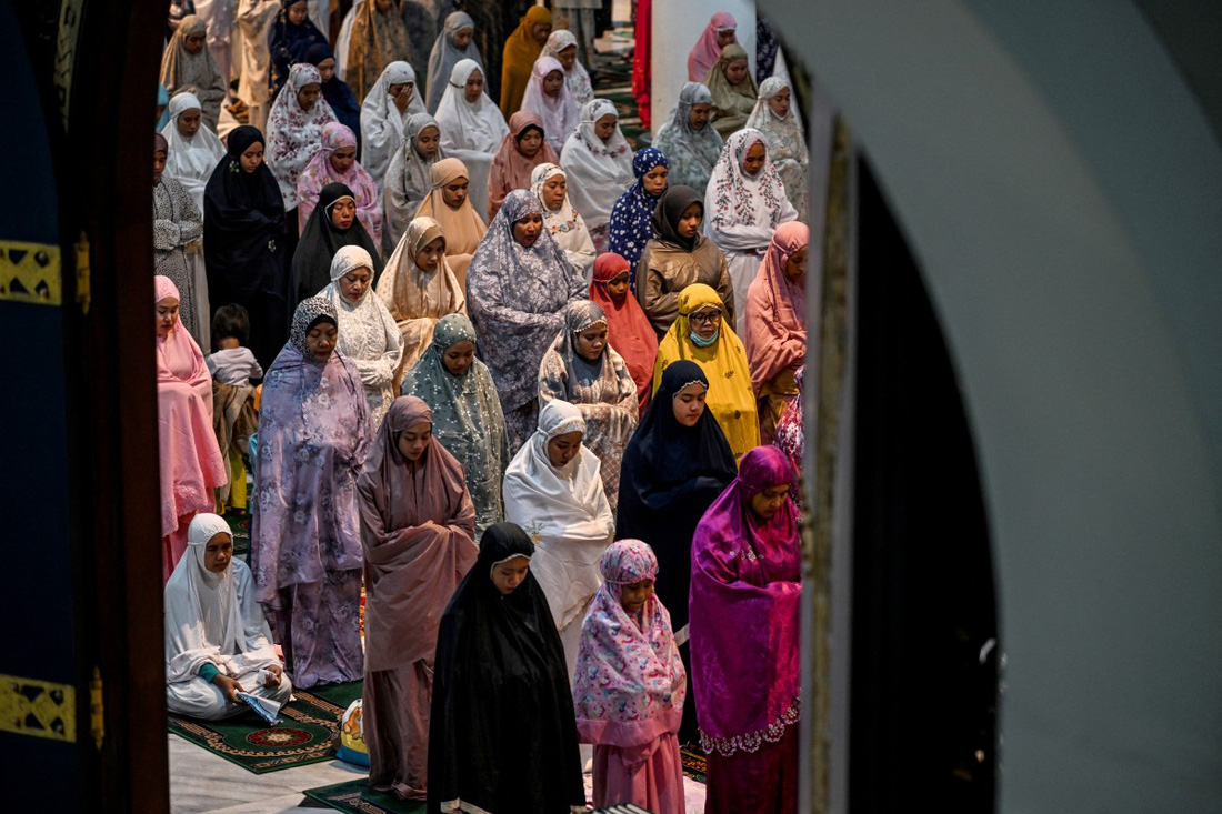 Các phụ nữ Hồi giáo cầu nguyện tại thánh đường Al Akbar, thành phố Surabaya, tỉnh Đông Java, Indonesia hôm 11-3 - Ảnh: AFP
