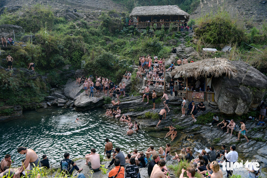 Mỗi ngày thác Du Già đón hàng trăm lượt khách đến tham quan, trải nghiệm tắm thác