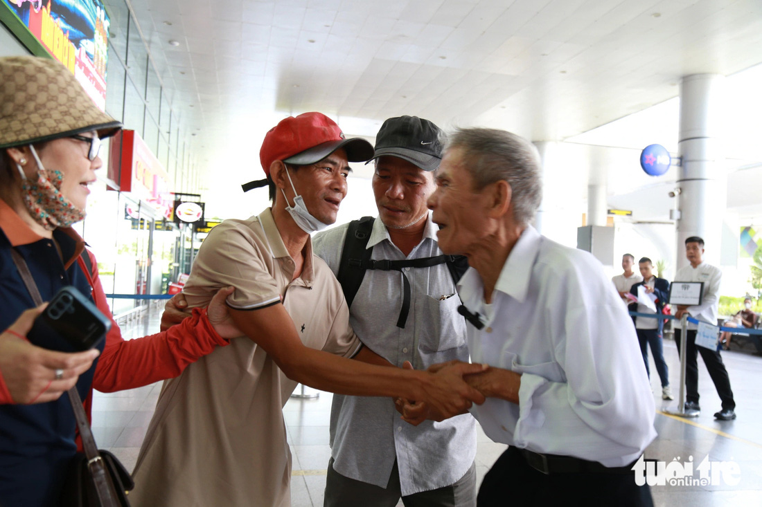 Ông Bót òa khóc giữa sân bay Đà Nẵng khi gặp lại con trai sau 18 năm thất lạc - Ảnh: ĐOÀN NHẠN